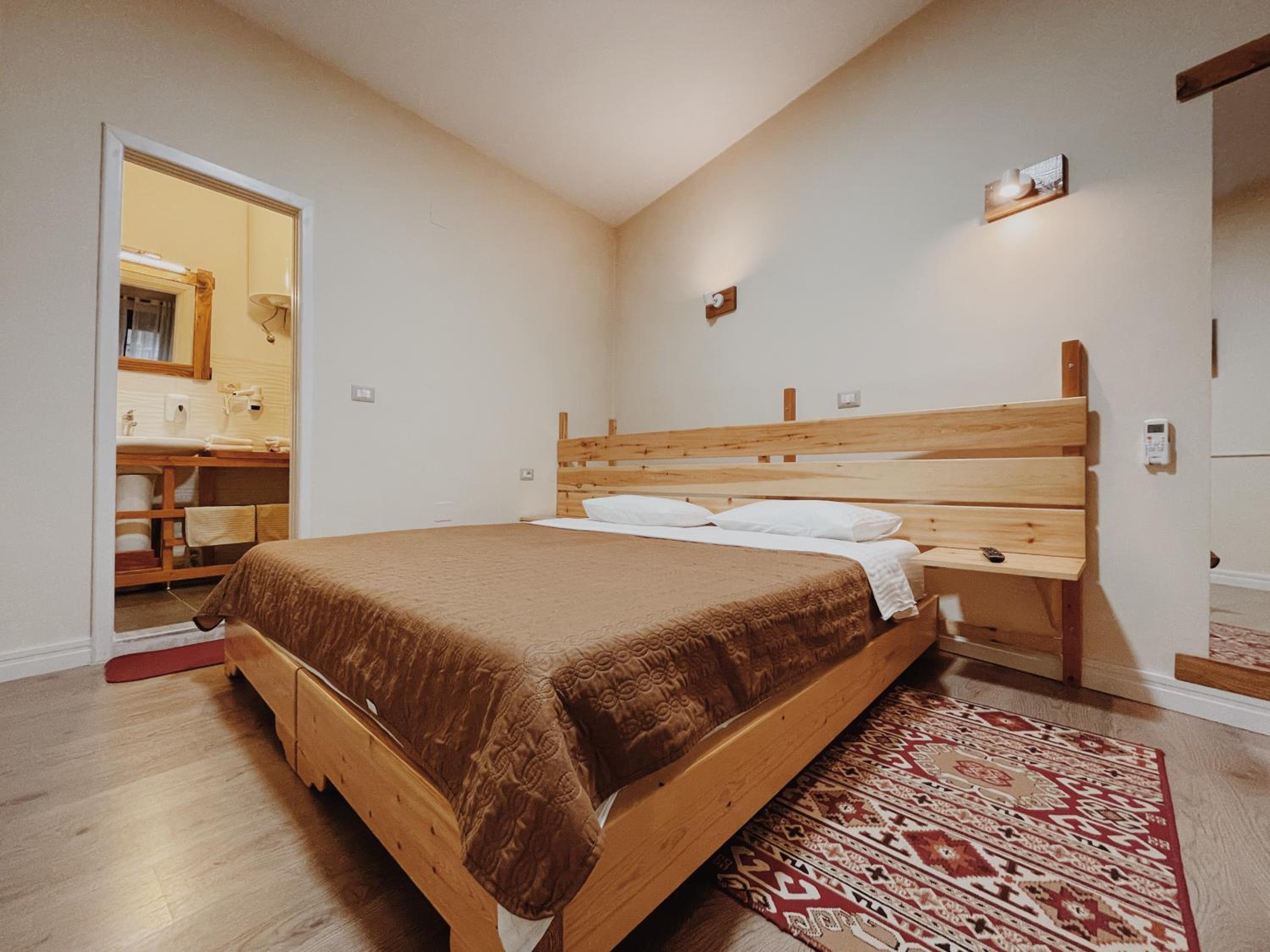 At Pikotiko's - Korca City Rooms for Rent