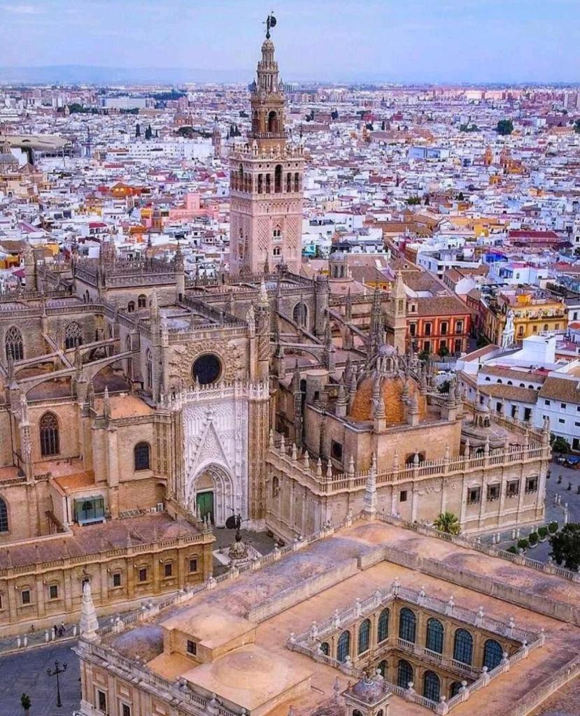 Budget and cute rooms with balcony Sevilla center