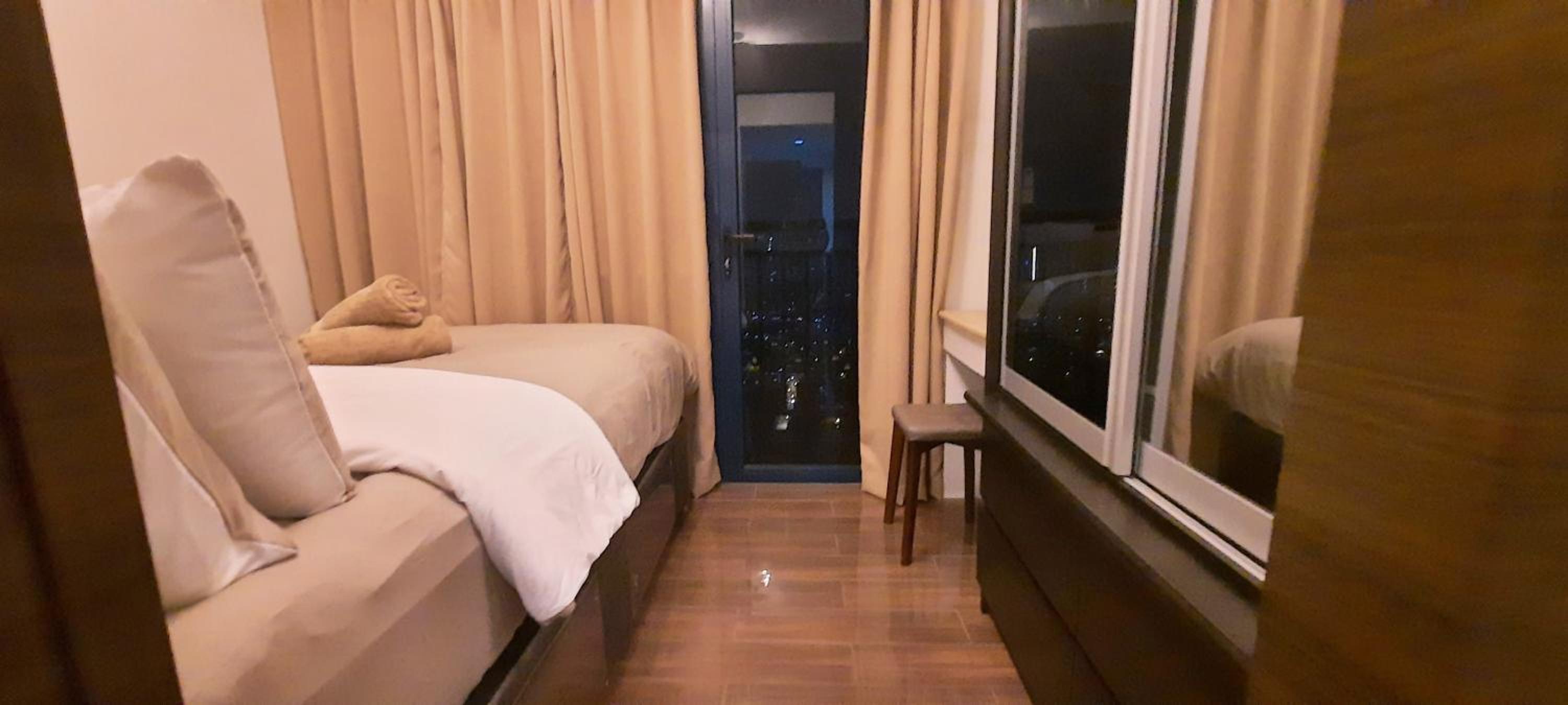 AIR Luxury Makati CBD with balcony view 4