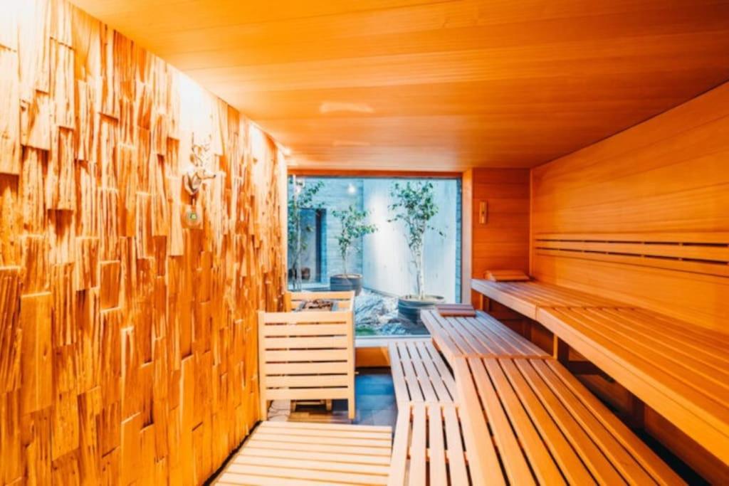 Cosy, stylish new flat with spa and gym & shuttle to ski lifts