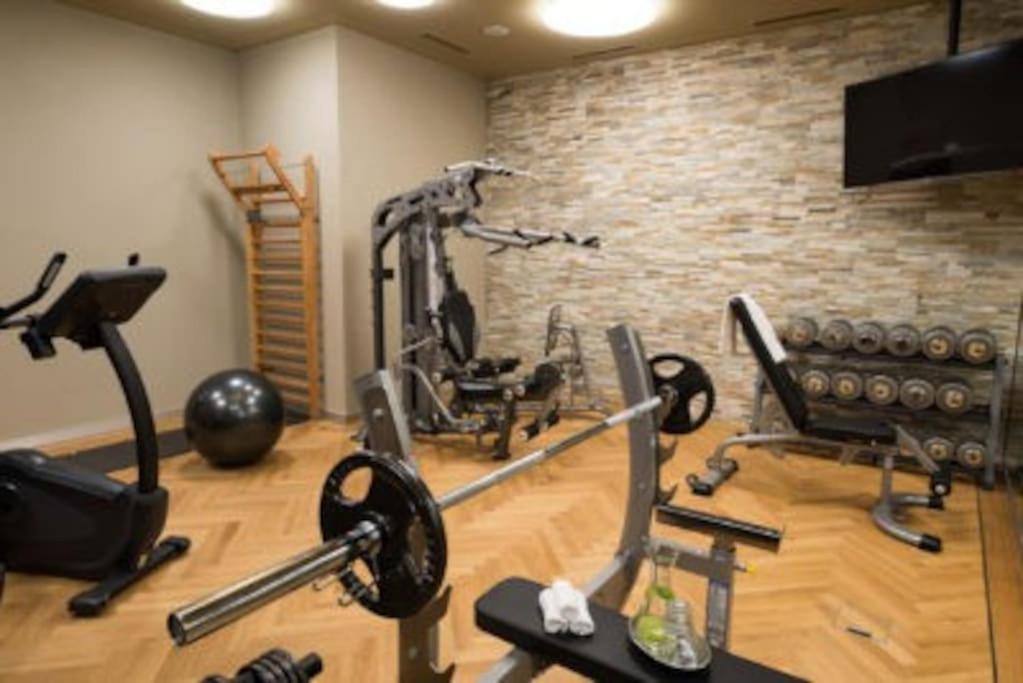 Cosy, stylish new flat with spa and gym & shuttle to ski lifts