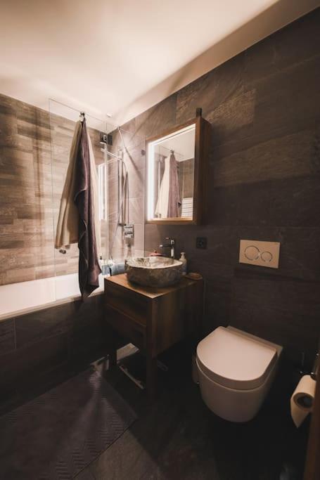 Cosy, stylish new flat with spa and gym & shuttle to ski lifts