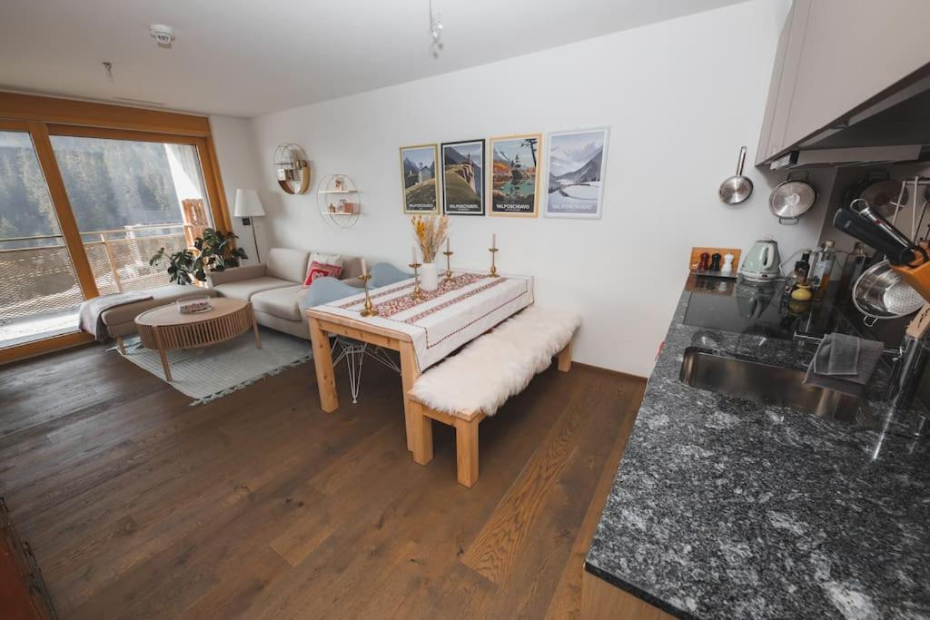 Cosy, stylish new flat with spa and gym & shuttle to ski lifts