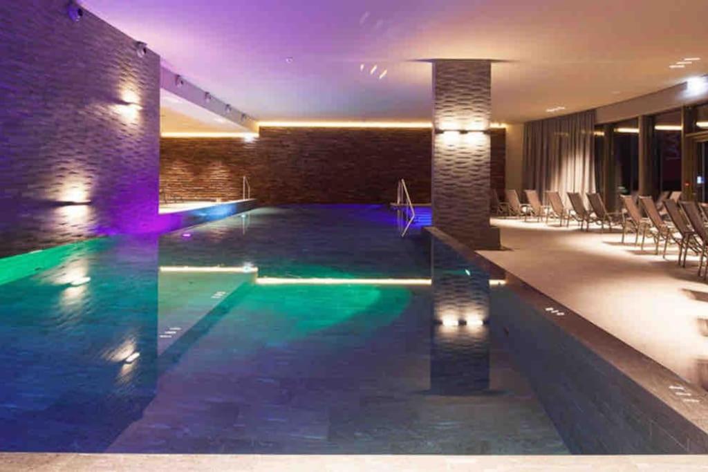 Cosy, stylish new flat with spa and gym & shuttle to ski lifts