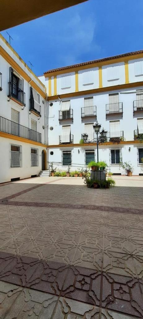Budget and cute rooms with balcony Sevilla center