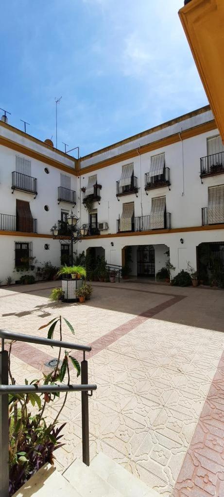 Budget and cute rooms with balcony Sevilla center