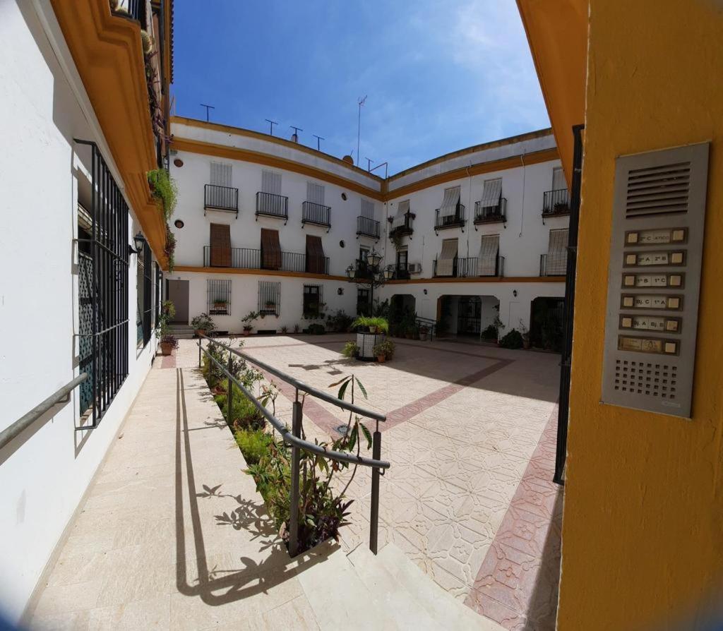 Budget and cute rooms with balcony Sevilla center