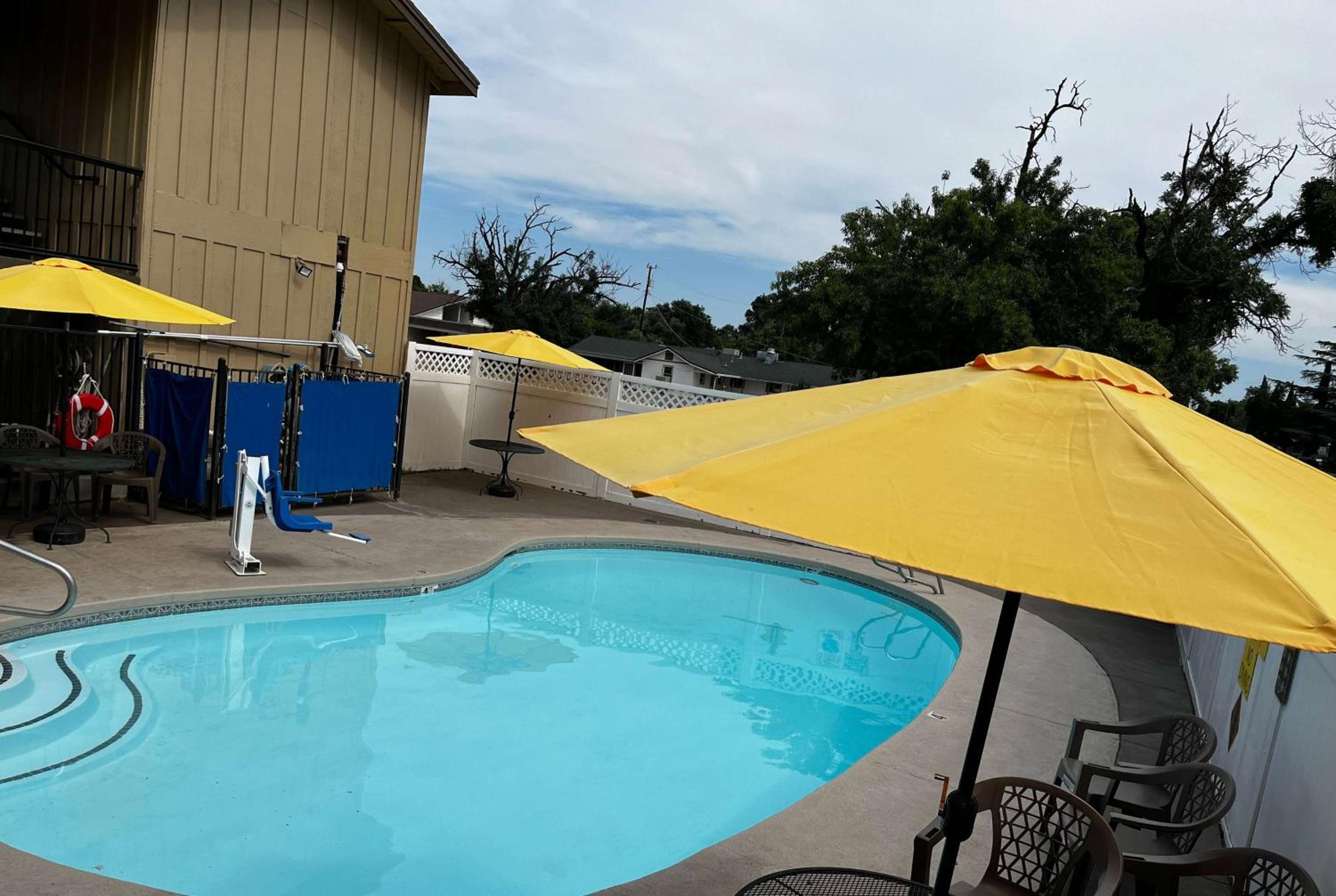 Super 8 by Wyndham Red Bluff view 4