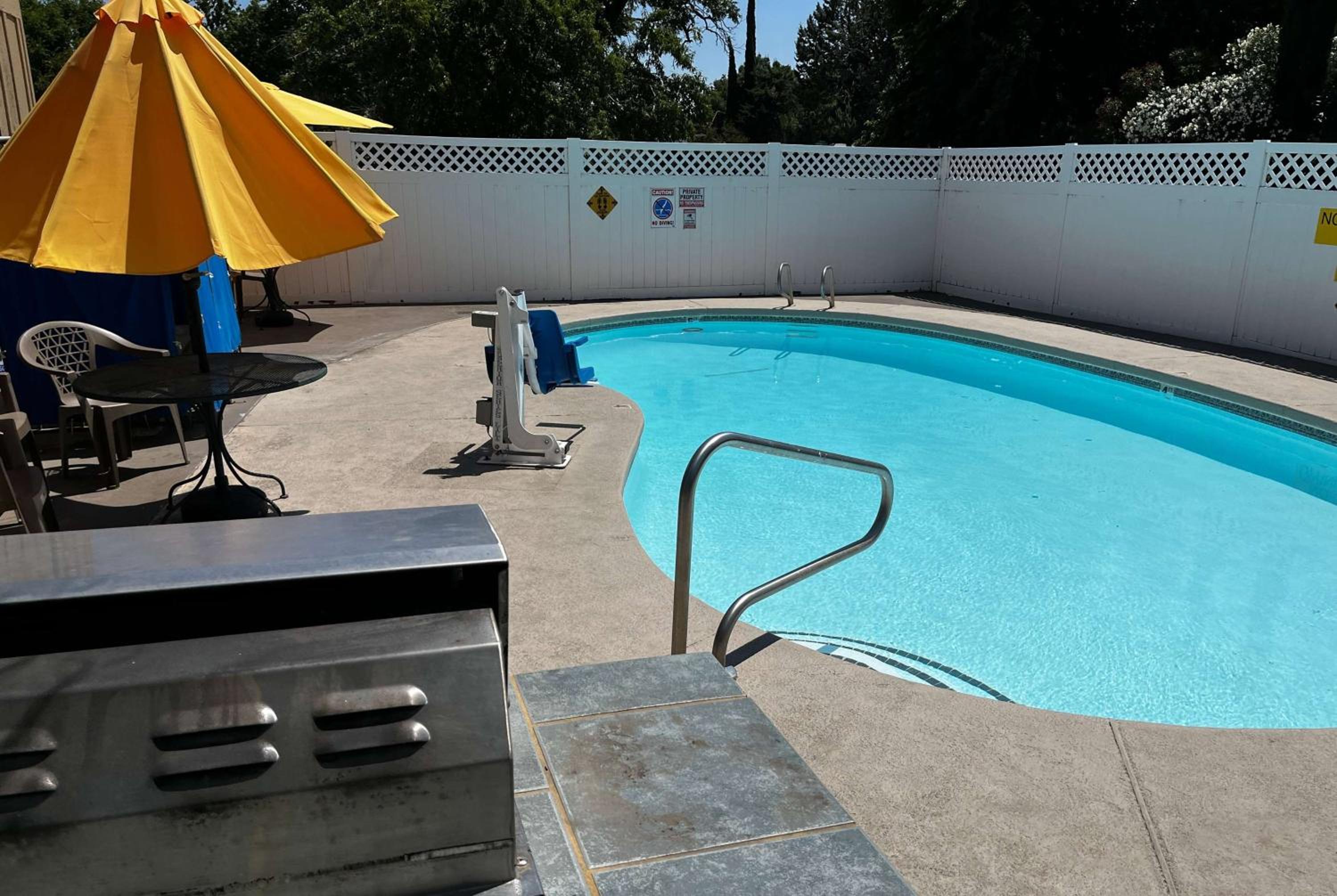 Super 8 by Wyndham Red Bluff view 5