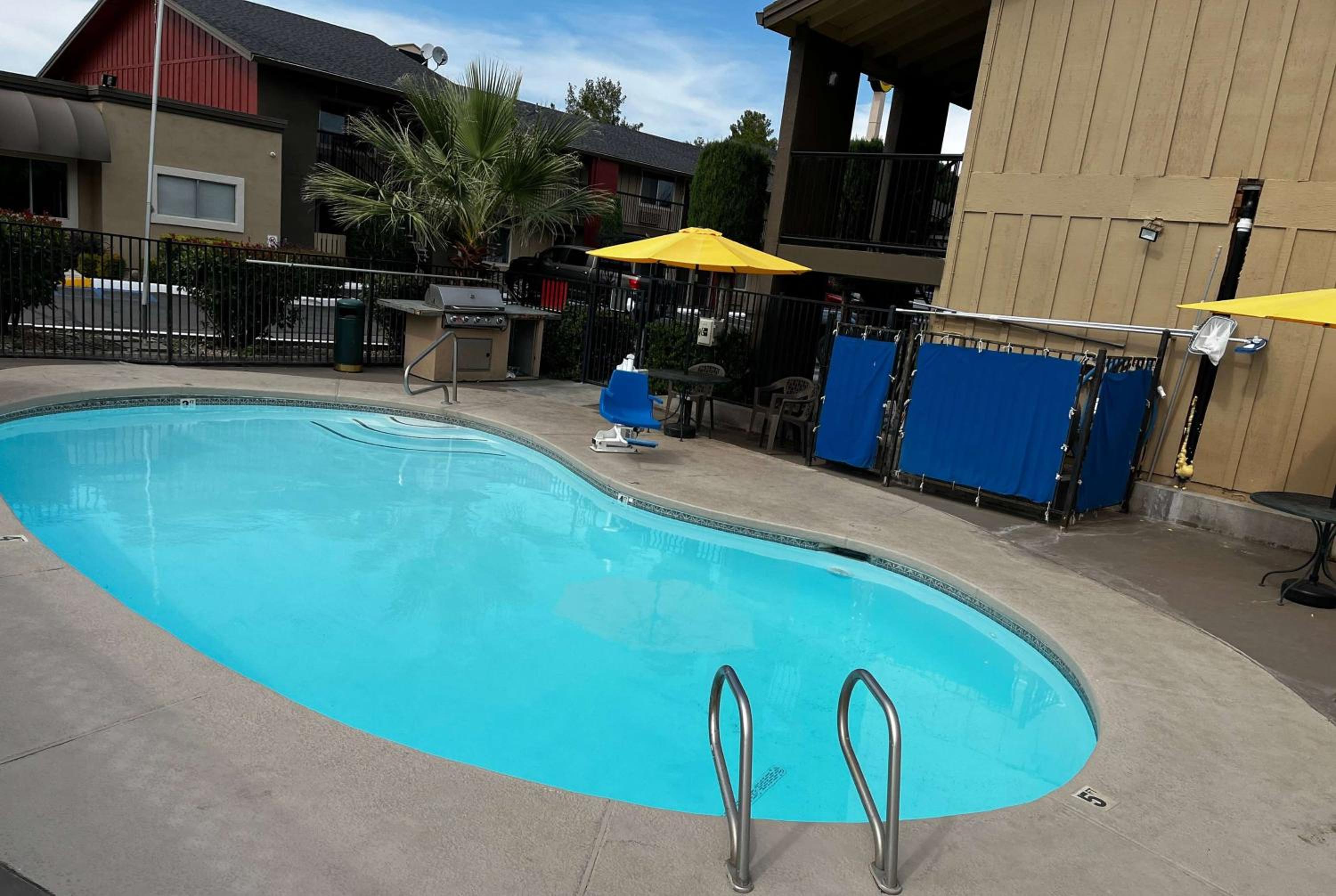 Super 8 by Wyndham Red Bluff view 3