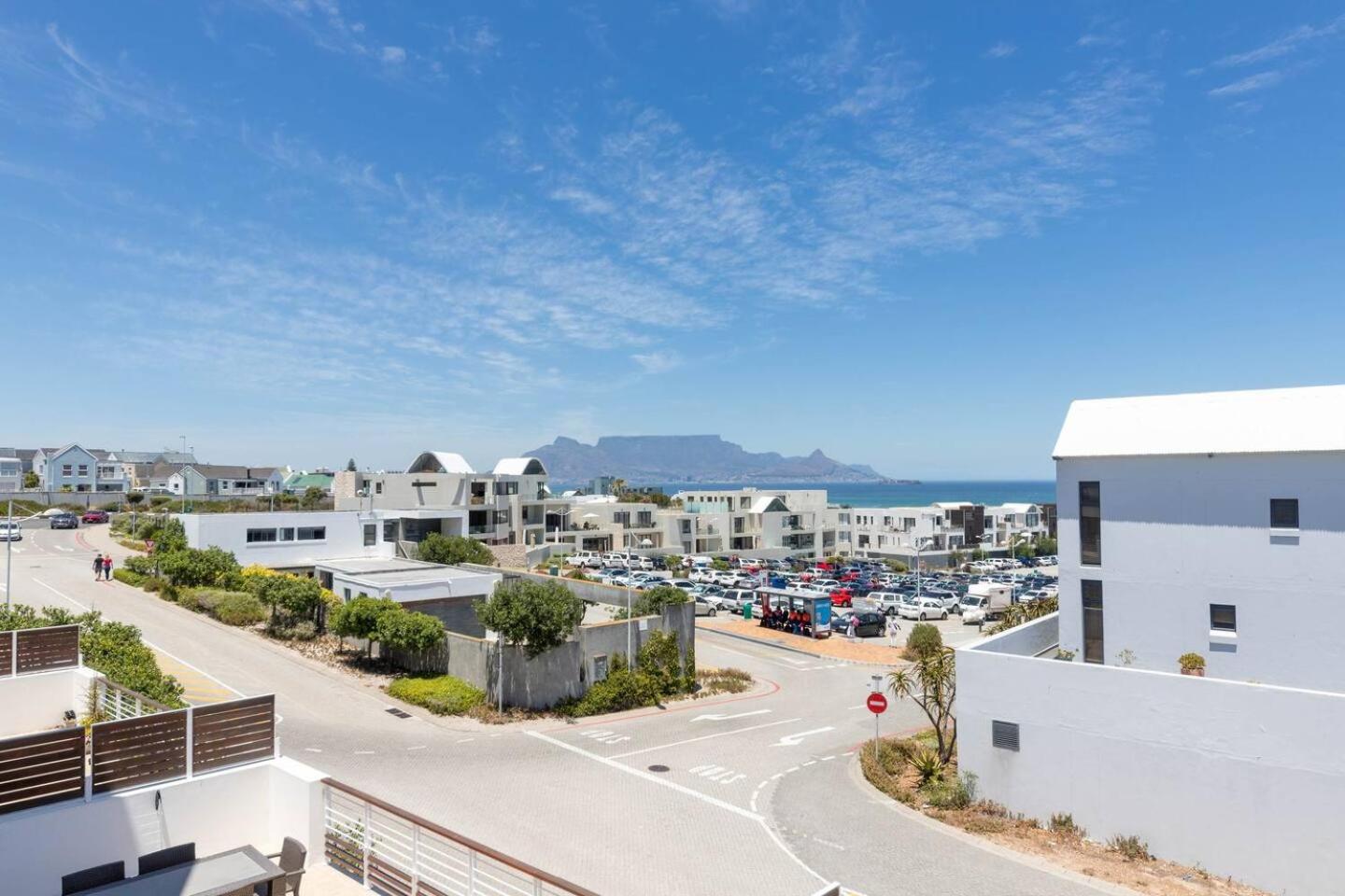 Modern Loadshedding Free Apartment in Azure 22 by HMH view 5