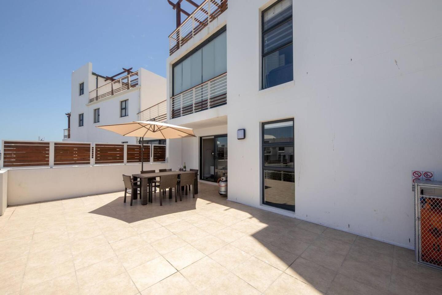 Modern Loadshedding Free Apartment in Azure 22 by HMH view 3