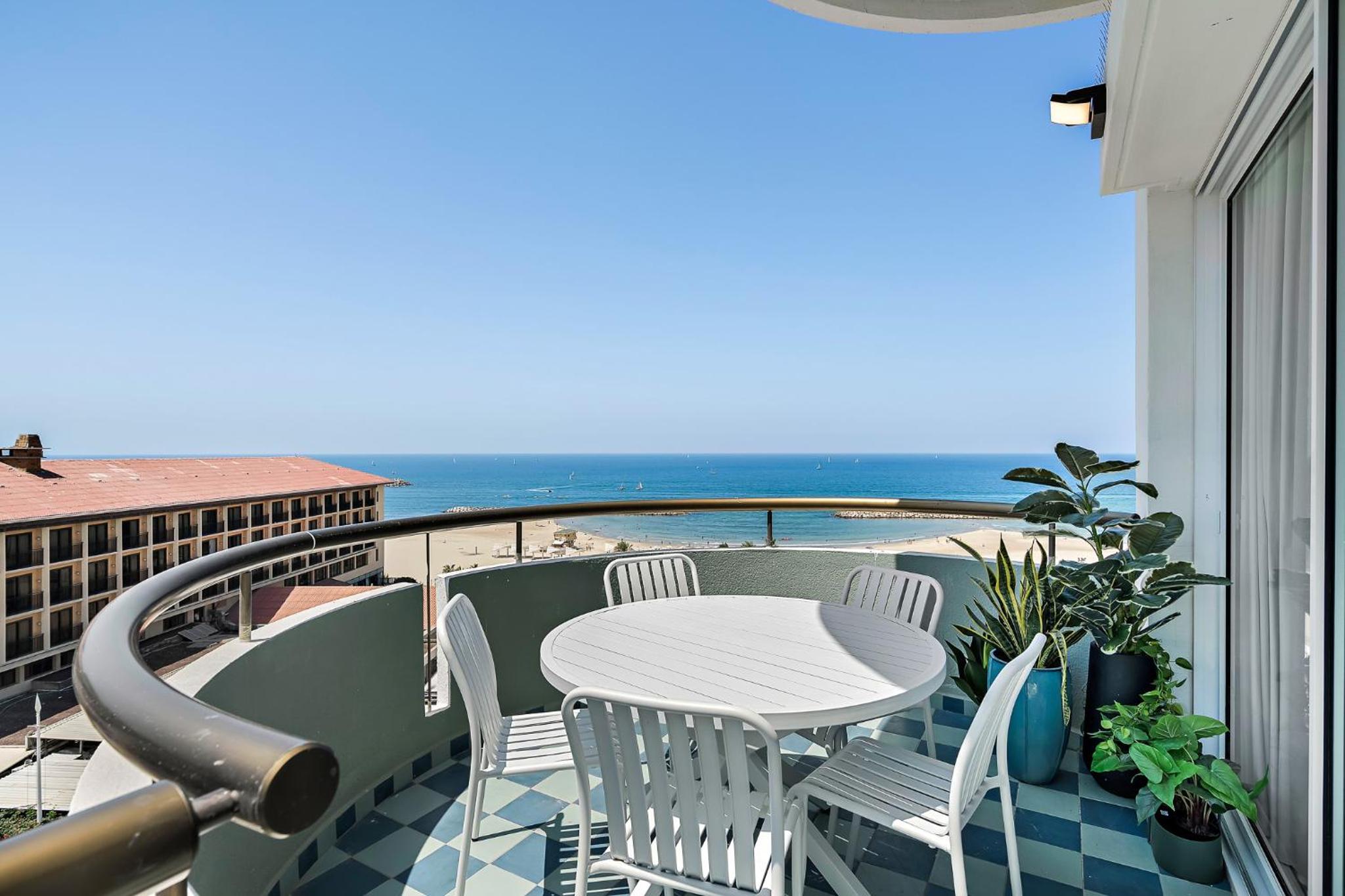 Sunsets Paradise 2BR with Parking by Beachfront Stay, photo 24