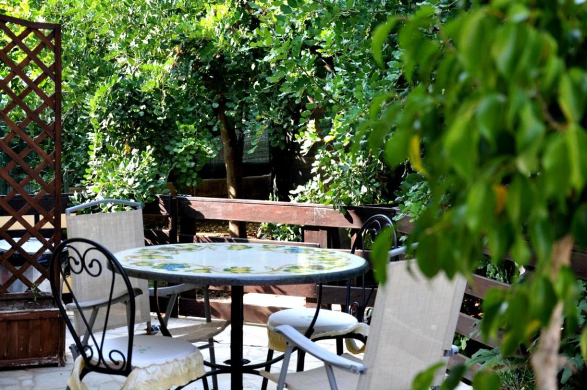 Cottage - Sleeps 4 - Parking - Garden view 4