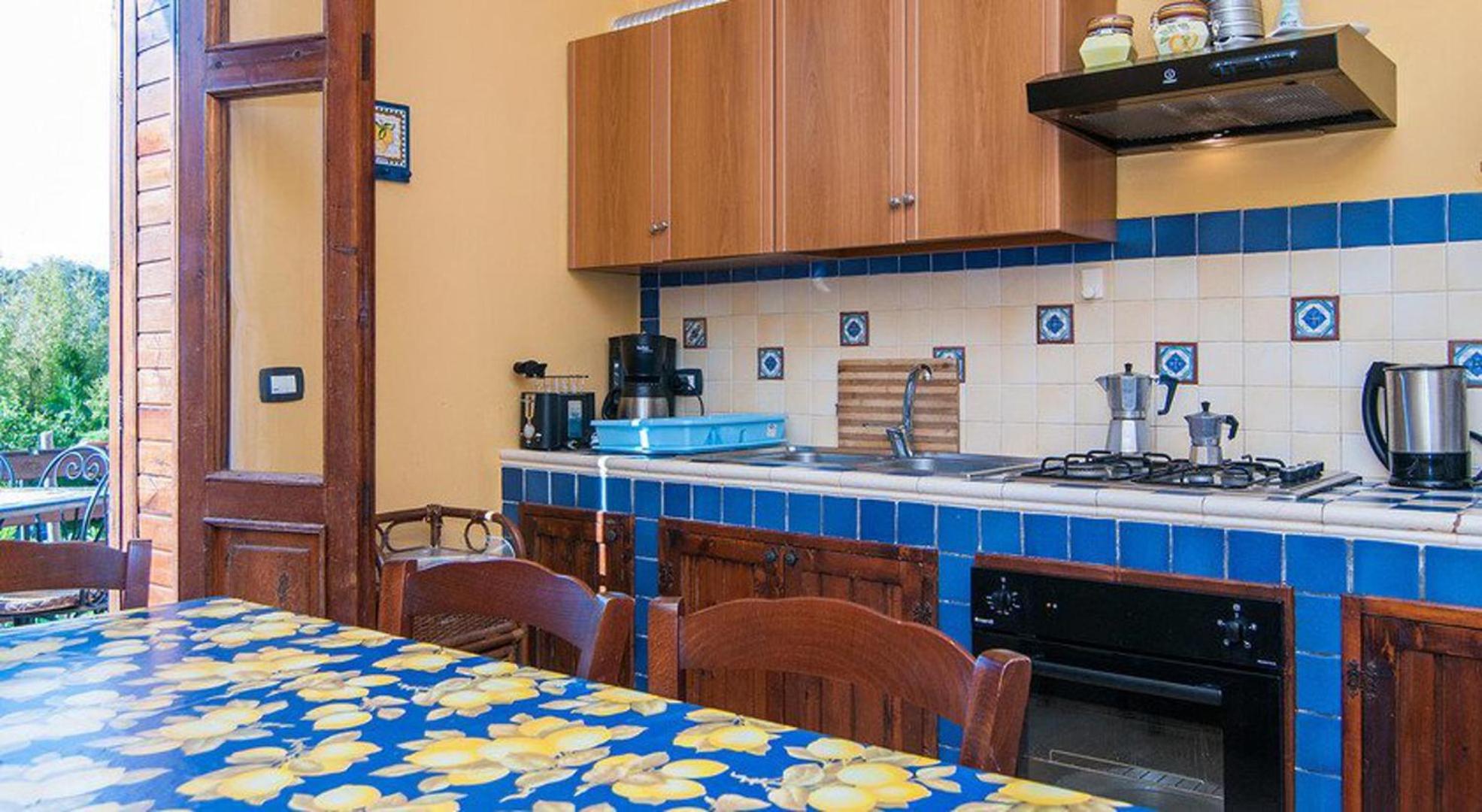 Cottage - Sleeps 4 - Parking - Garden view 2
