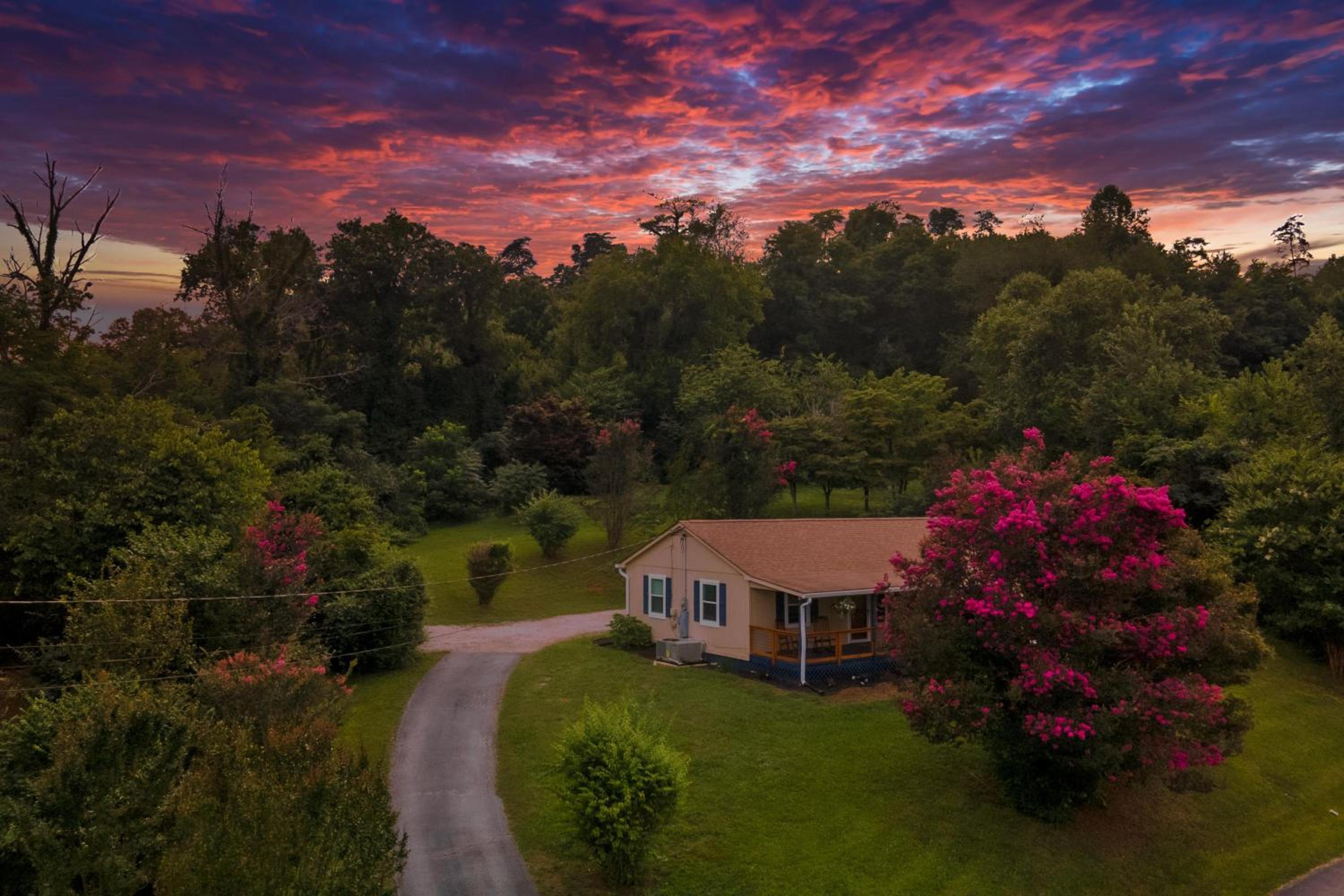 Charming Family Lakeview Cottage 3 min to lake view 3