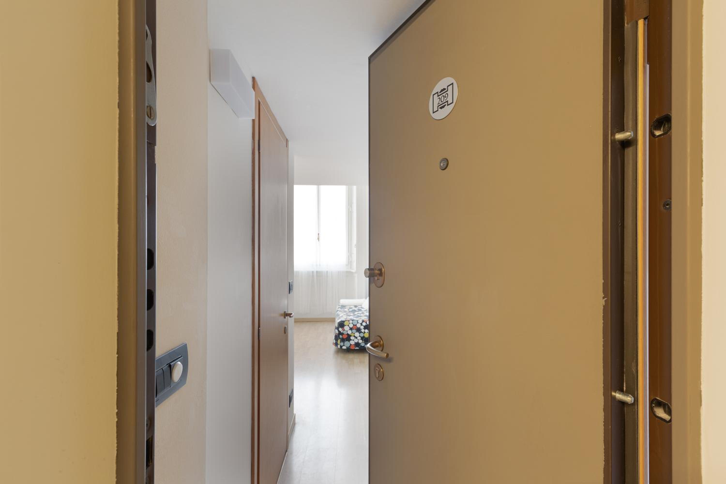 GuestHost - Milano Magenta Long Let Apts