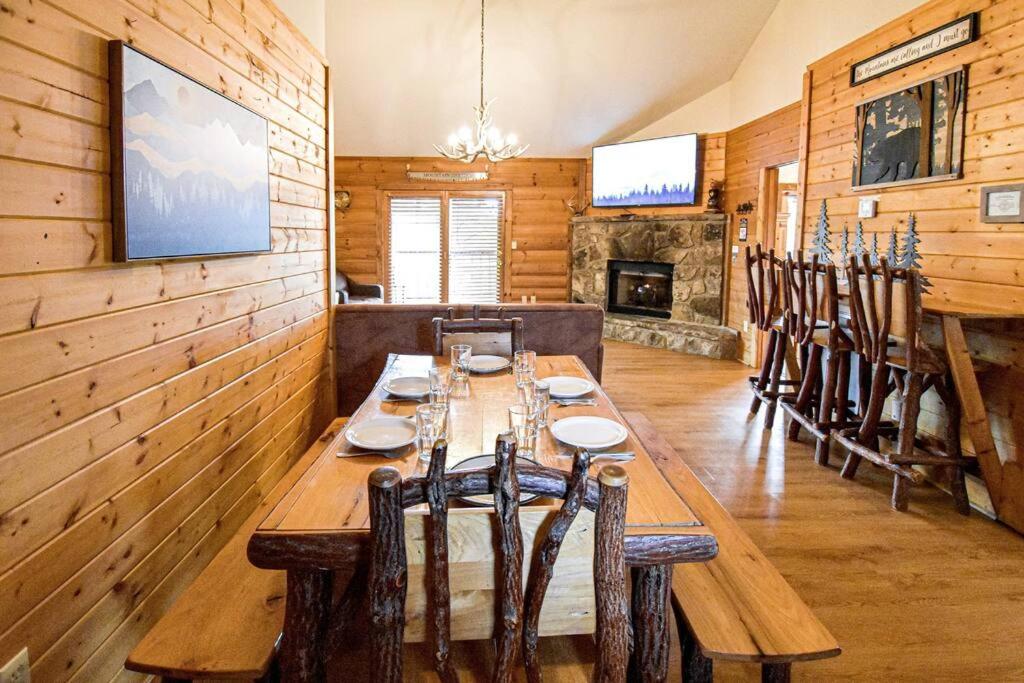 Four Private Suites - Hot Tub - Arcade - Fast Wi-Fi - One Minute To Parkway Fun view 3