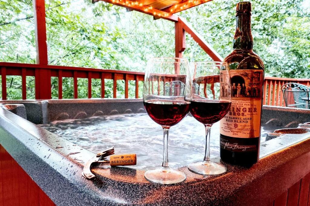 Four Private Suites - Hot Tub - Arcade - Fast Wi-Fi - One Minute To Parkway Fun view 2