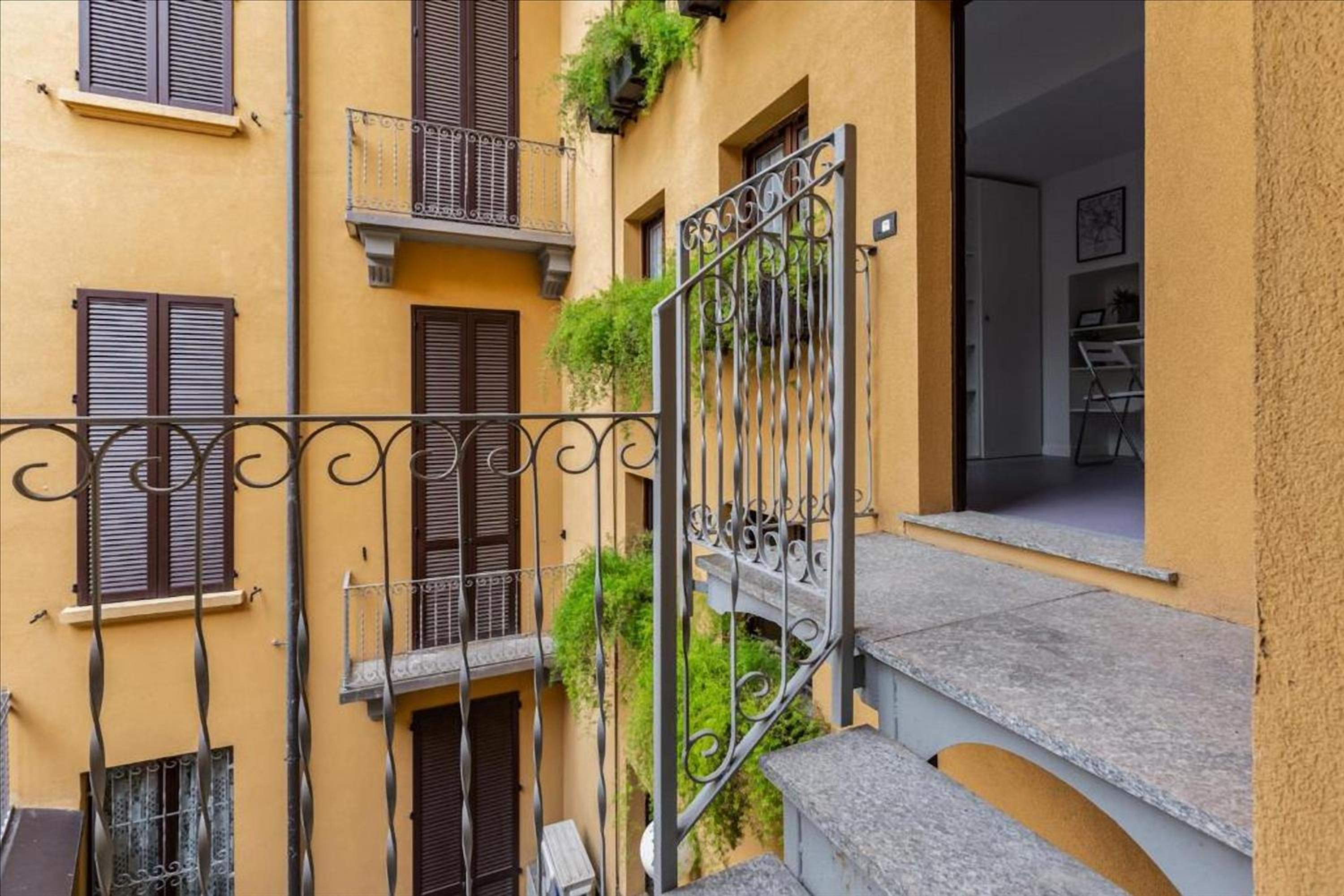 GuestHost - Milano Magenta Long Let Apts