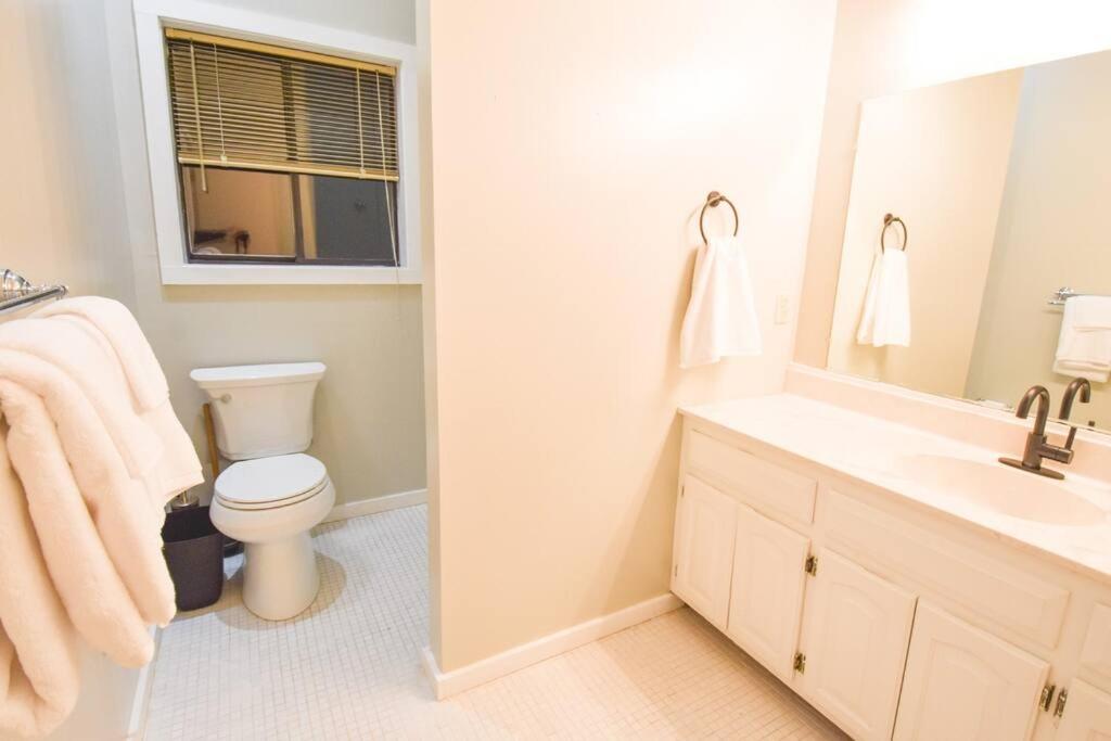 Free Resort Passes - Hot Tub - Sauna - Views - Fast Wi-Fi - Pet Friendly view 5