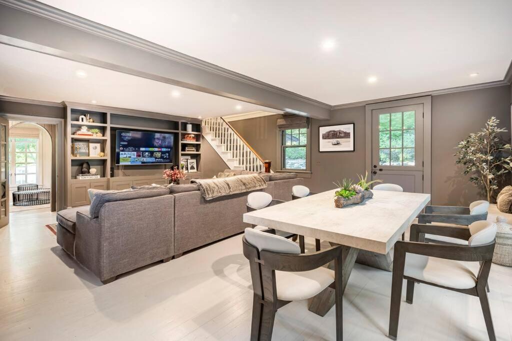 Exquisite Bedford Lux Retreat. view 3