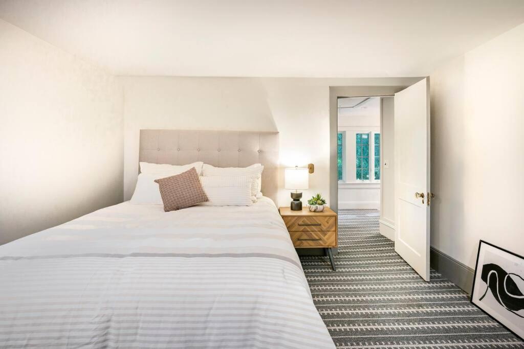 Exquisite Bedford Lux Retreat. view 4