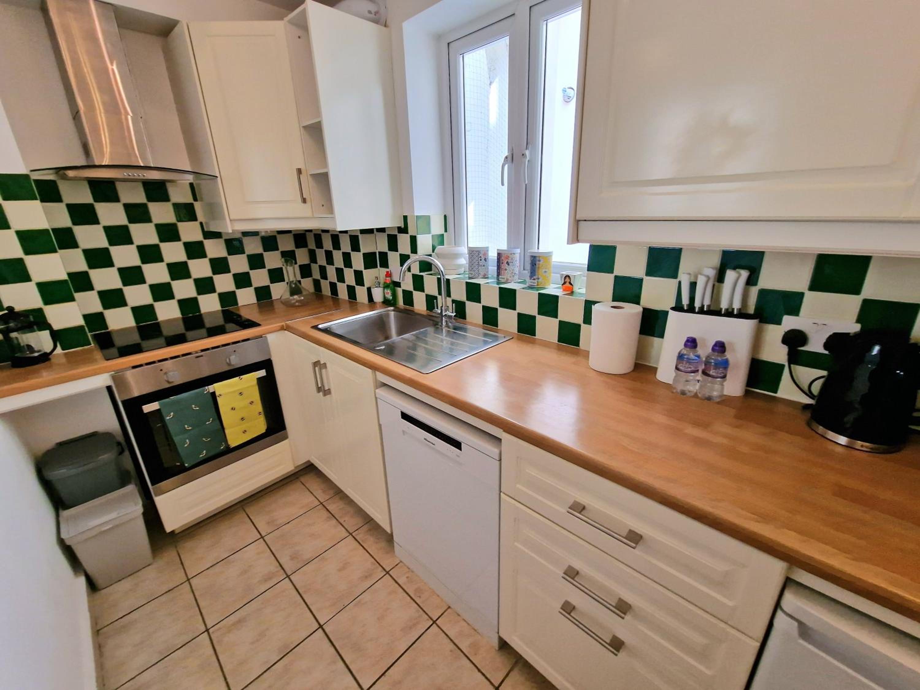 Stunning Hyde Park Home, Ground Floor Maisonette, Duplex, near Tube Metro Stations