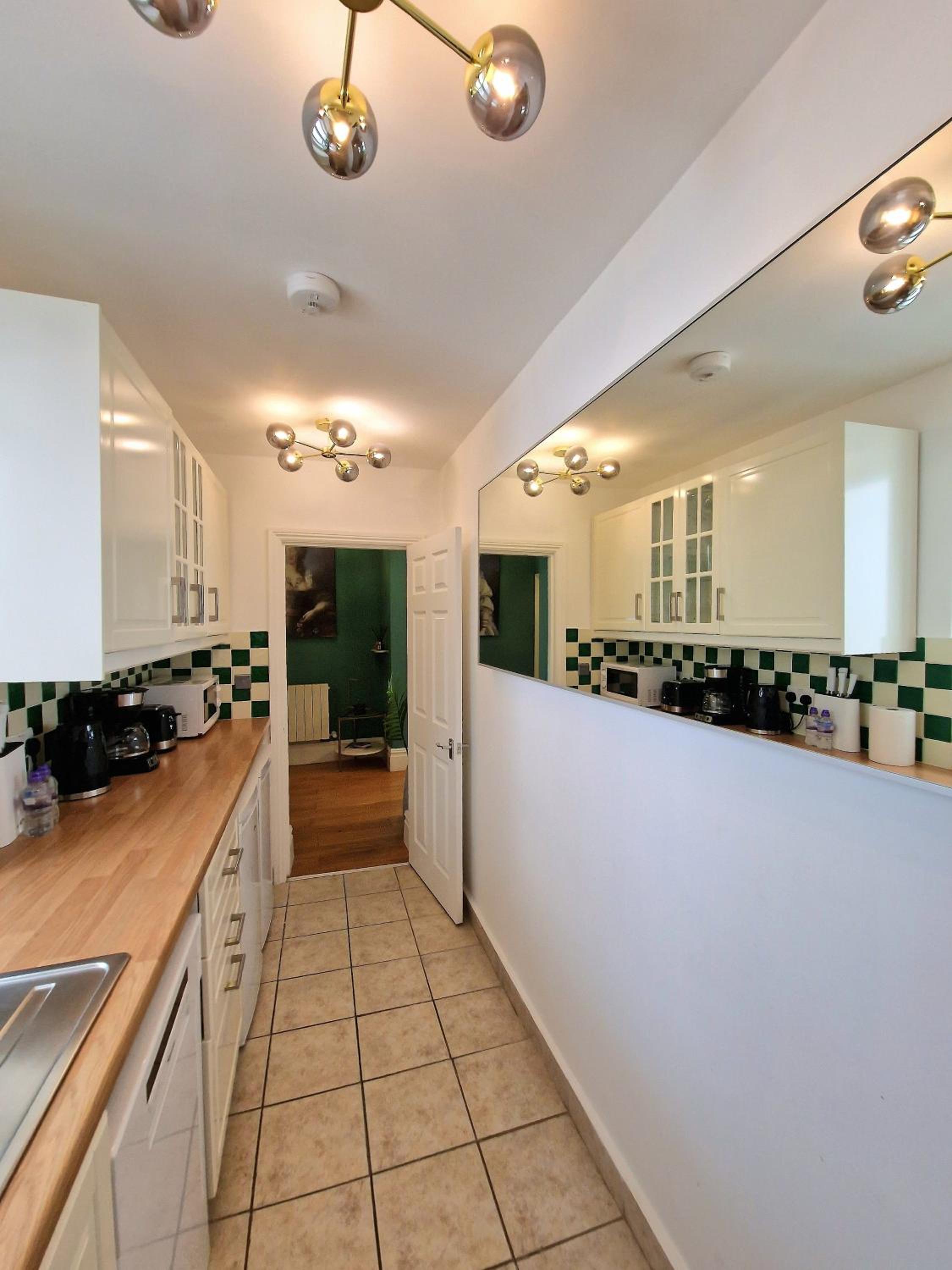 Stunning Hyde Park Home, Ground Floor Maisonette, Duplex, near Tube Metro Stations