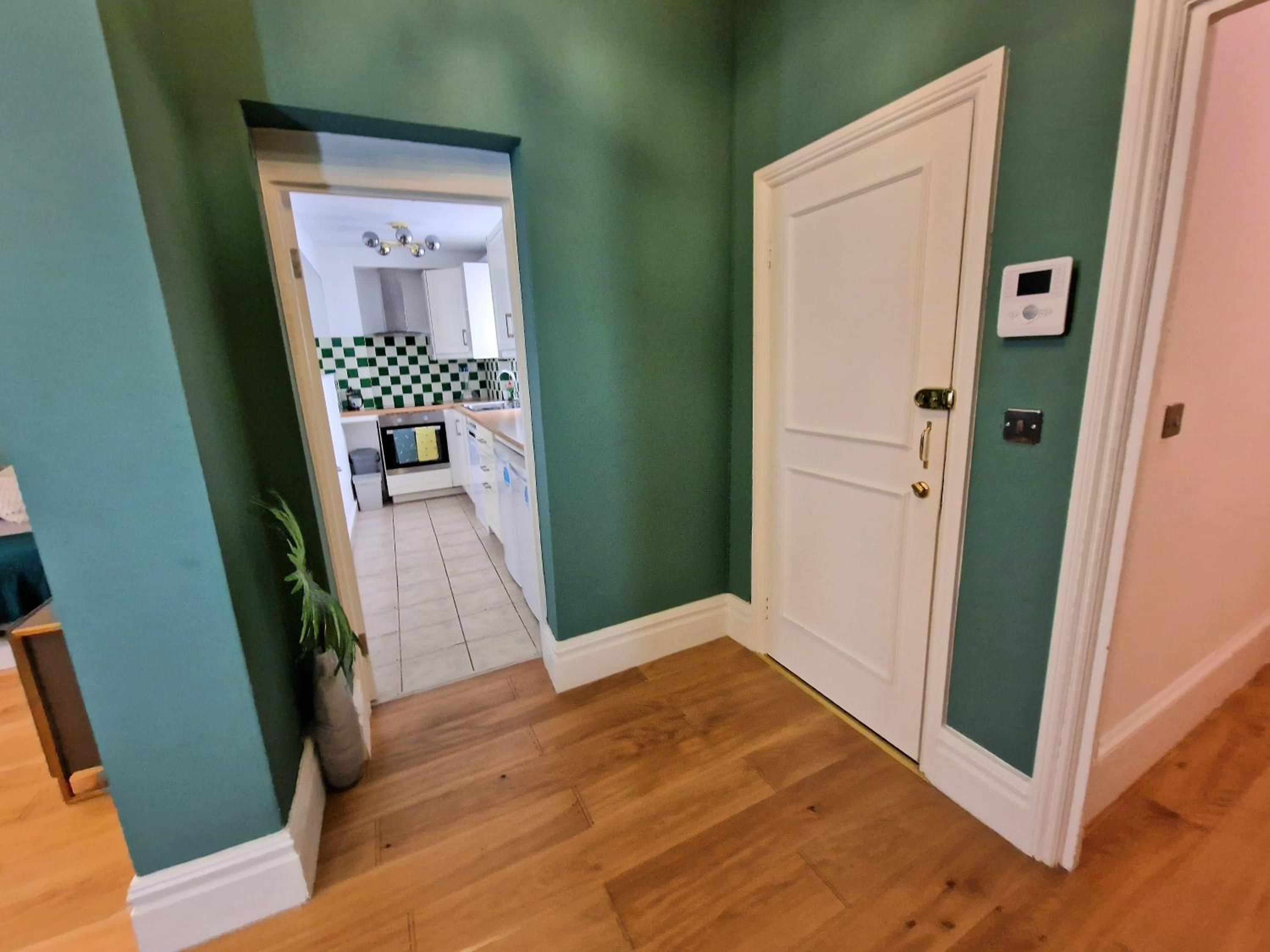 Stunning Hyde Park Home, Ground Floor Maisonette, Duplex, near Tube Metro Stations