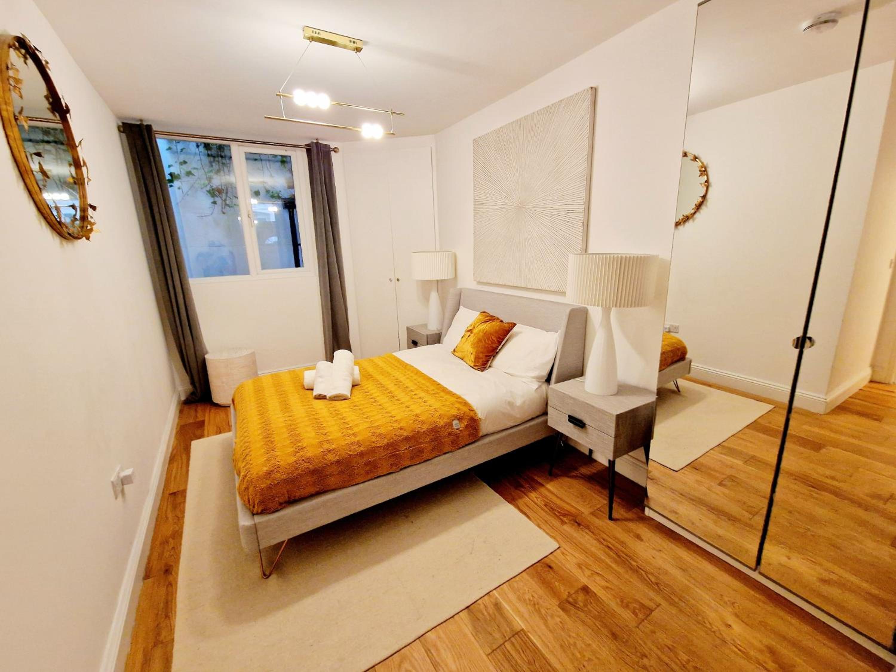 Stunning Hyde Park Home, Ground Floor Maisonette, Duplex, near Tube Metro Stations