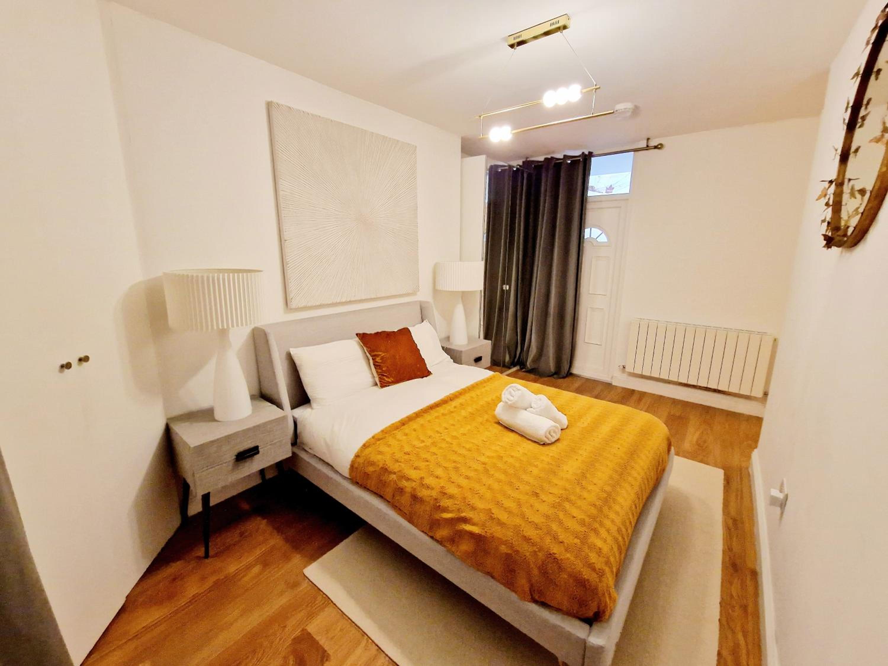 Stunning Hyde Park Home, Ground Floor Maisonette, Duplex, near Tube Metro Stations