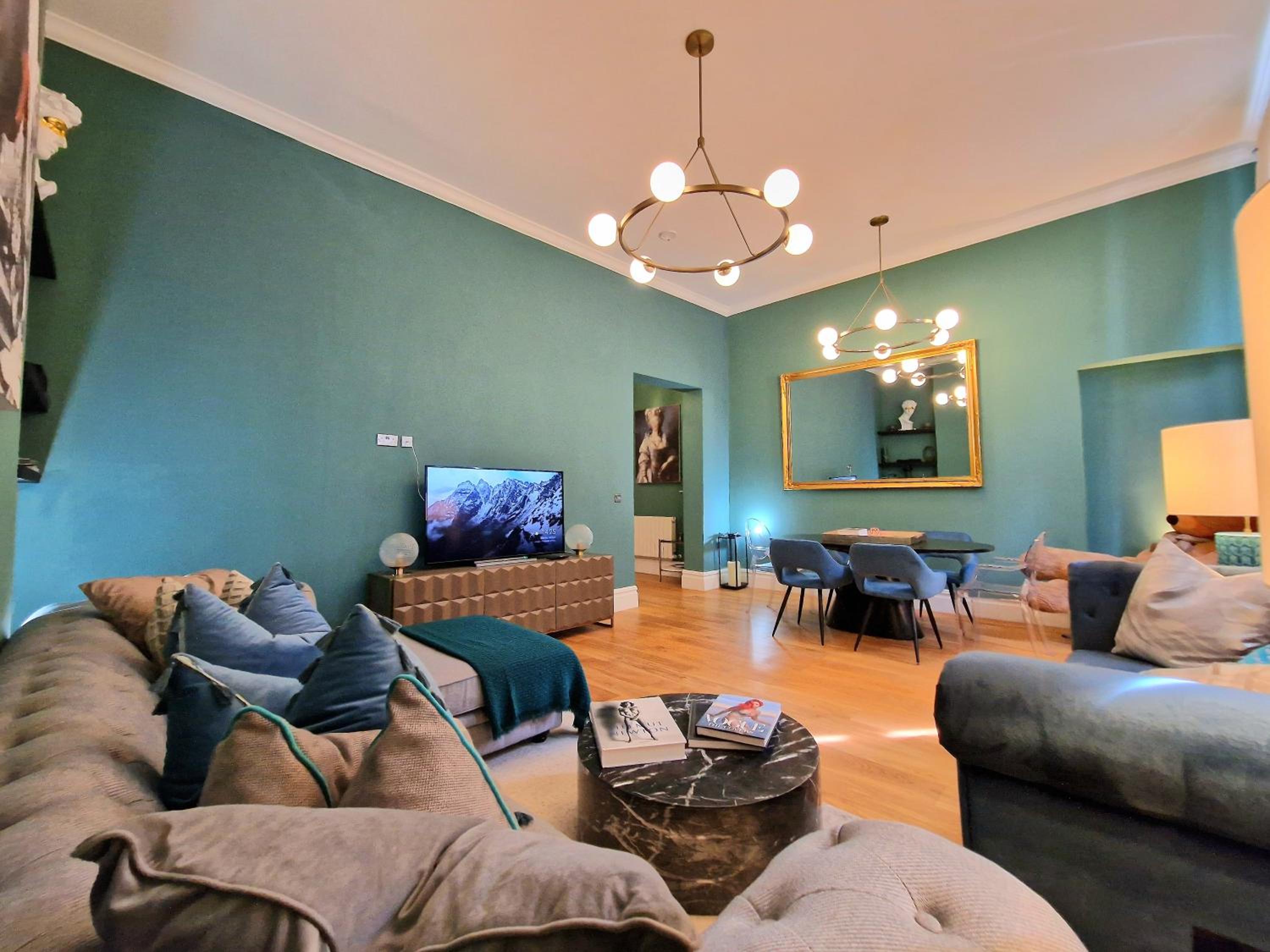 Stunning Hyde Park Home, Ground Floor Maisonette, Duplex, near Tube Metro Stations