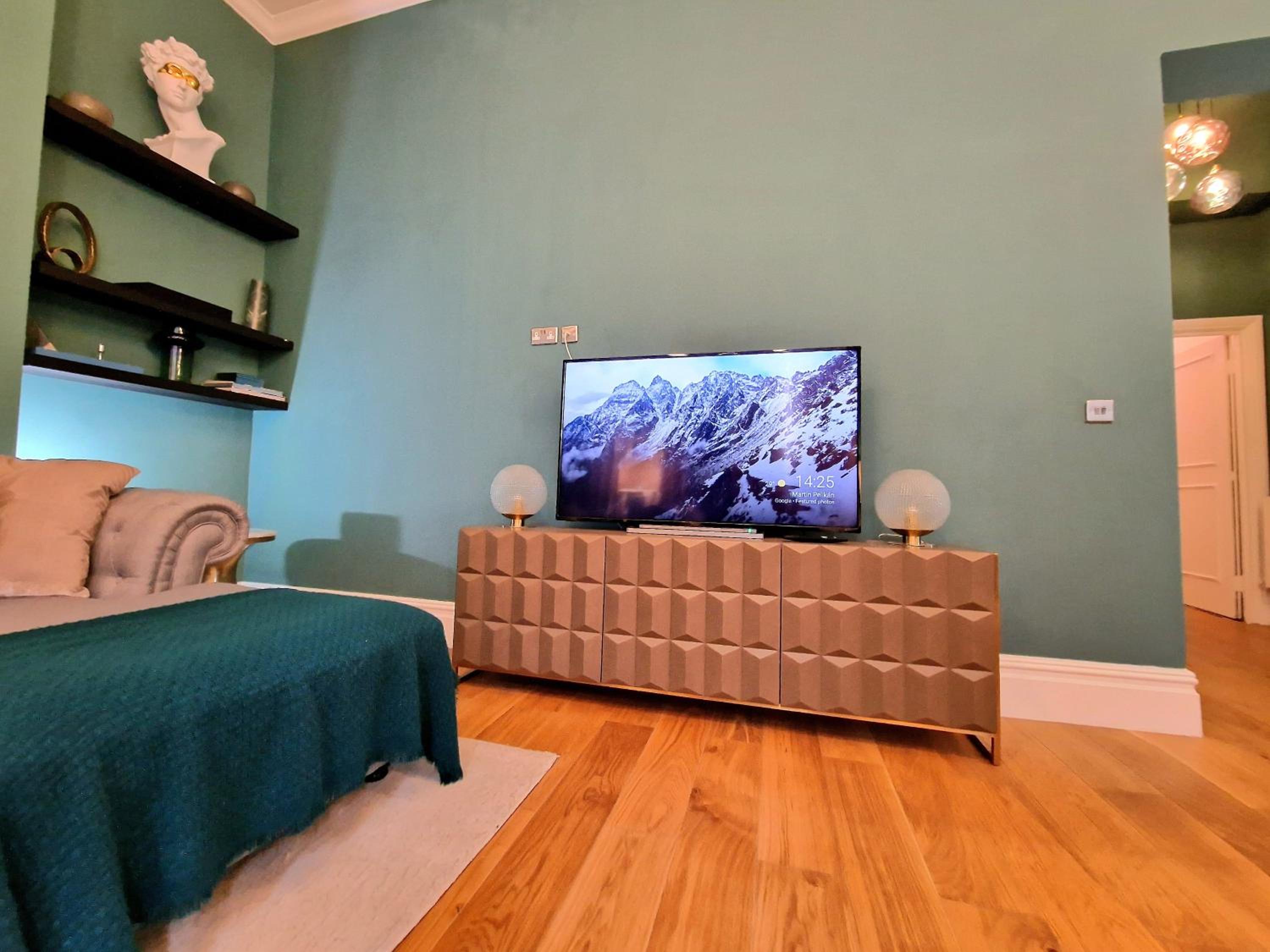 Stunning Hyde Park Home, Ground Floor Maisonette, Duplex, near Tube Metro Stations