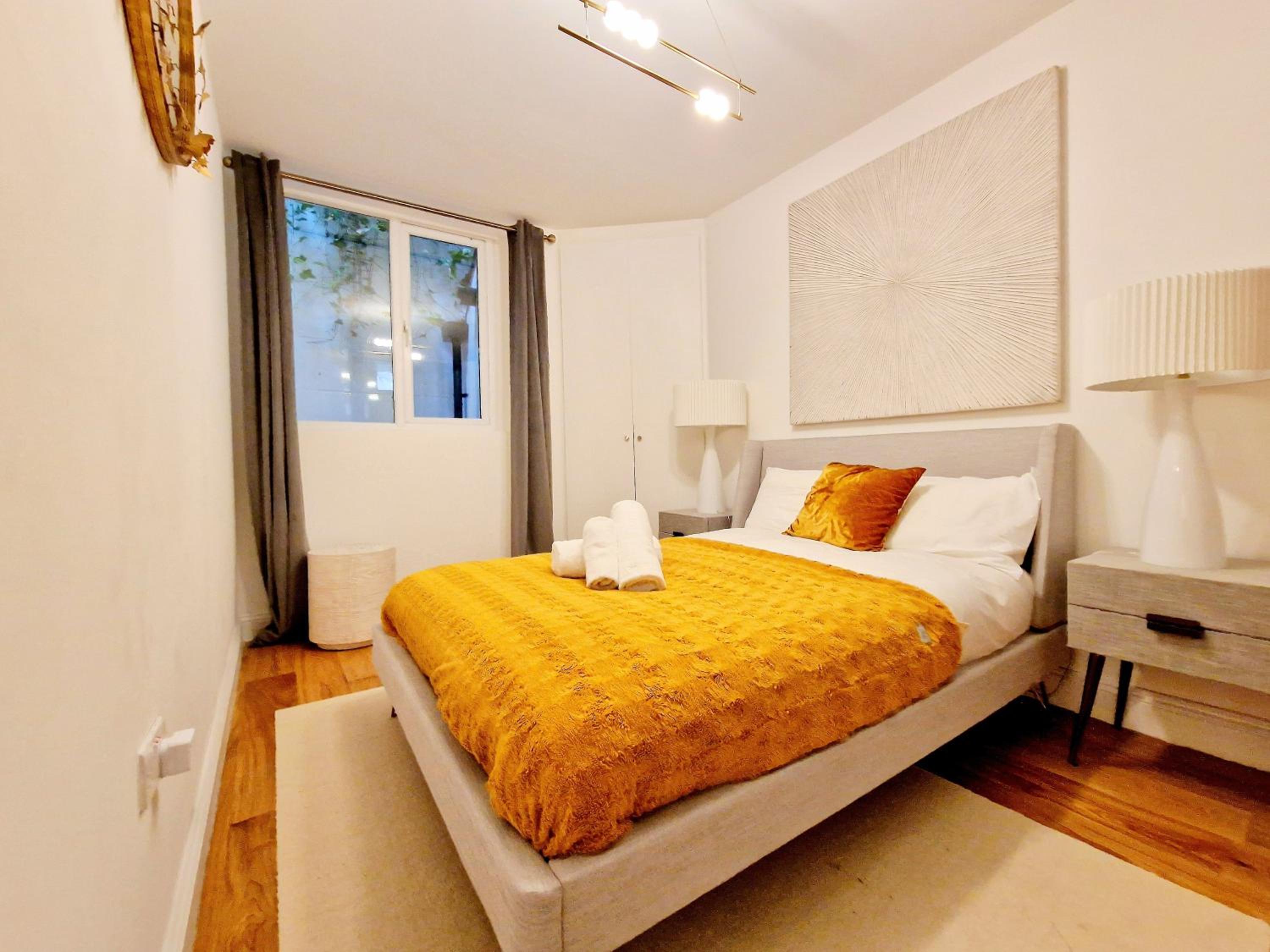 Stunning Hyde Park Home, Ground Floor Maisonette, Duplex, near Tube Metro Stations