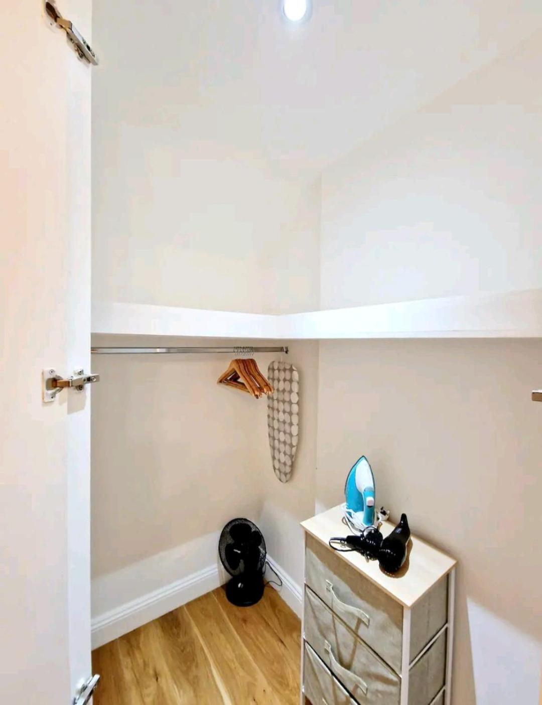 Stunning Hyde Park Home, Ground Floor Maisonette, Duplex, near Tube Metro Stations
