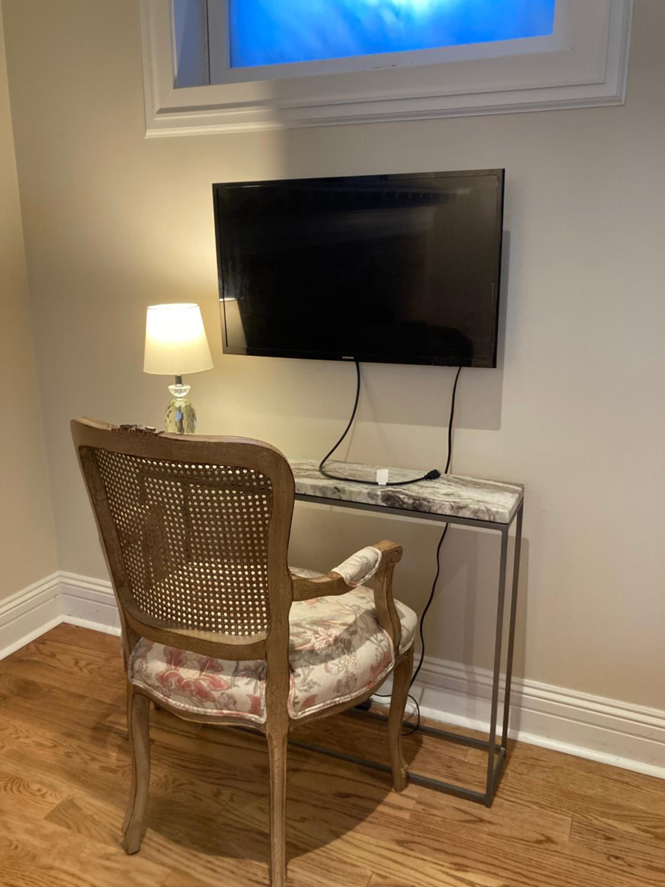 Pineapple House, Spacious 1st Floor Apartment! City Center! 96 Walk Score! FREE parking! view 4