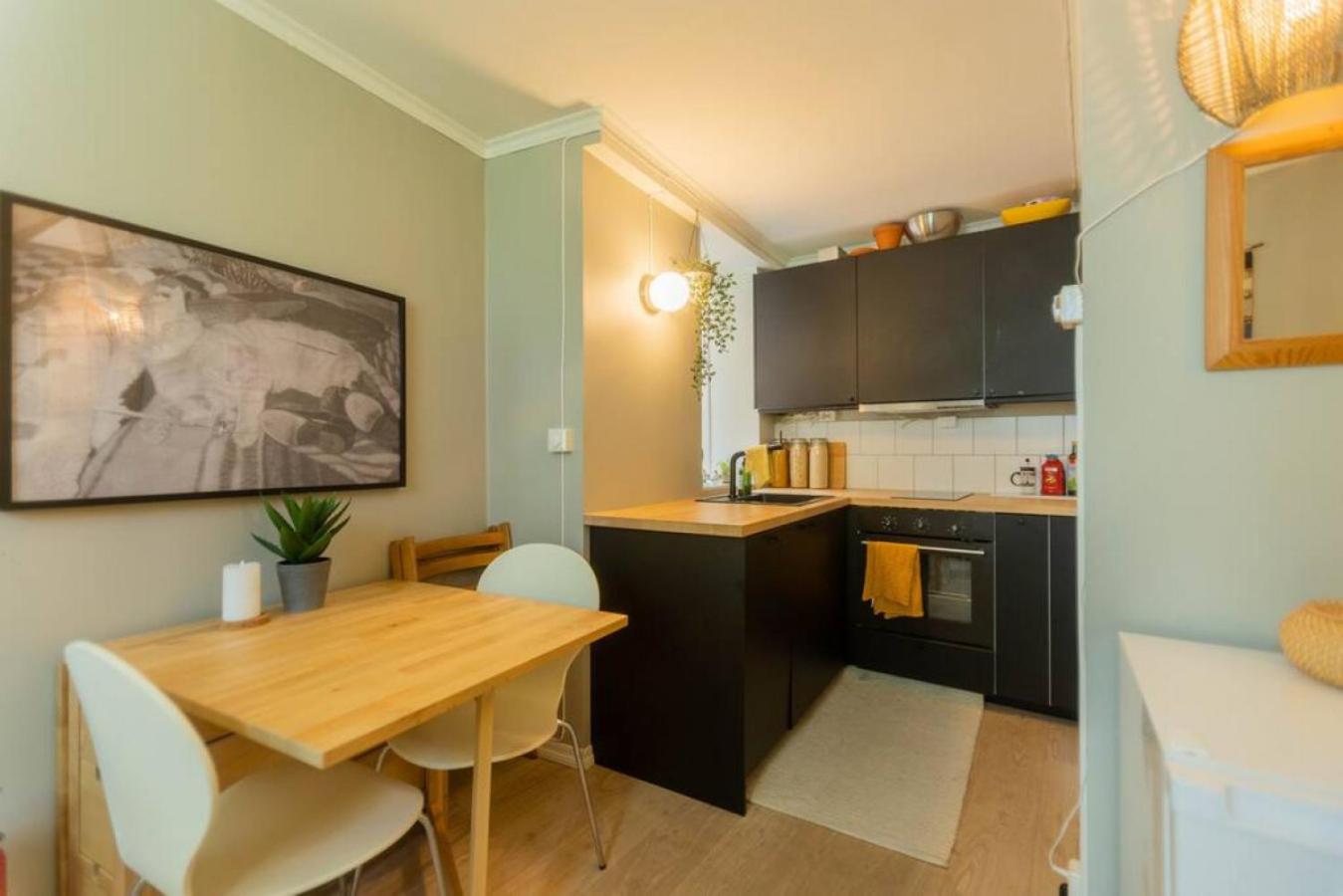 Dinbnb Homes I Cozy Cellar Apartment in Historical Cobblestone Street" view 4