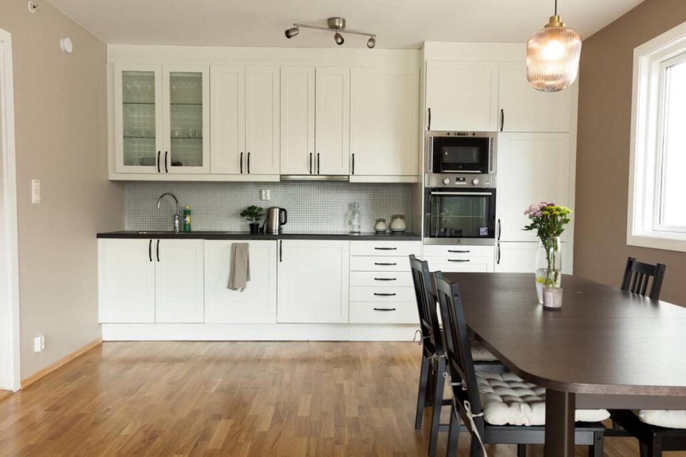 Dinbnb Apartments I Family-Friendly & Spacious 2-Bedroom with Parking view 3
