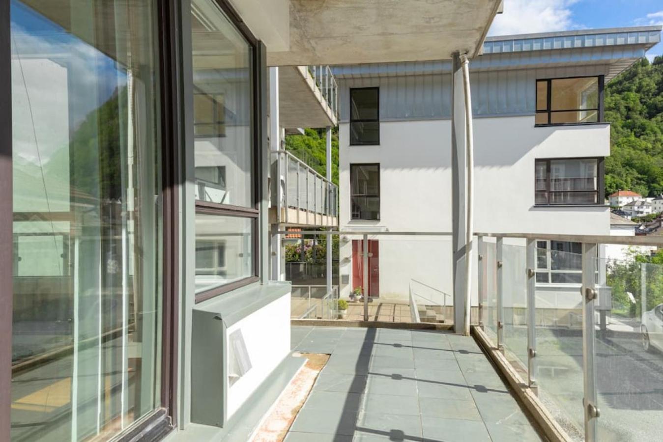Dinbnb Apartments I Family-Friendly & Spacious 2-Bedroom with Parking view 5