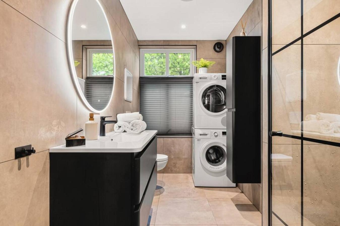 Dinbnb Apartments I New 2021 I SONOS and SMART TV view 4