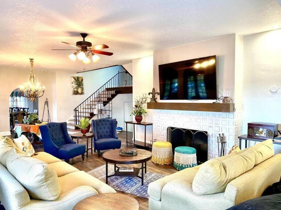 4,800 sf Estate Pool Lake Weddings and Events