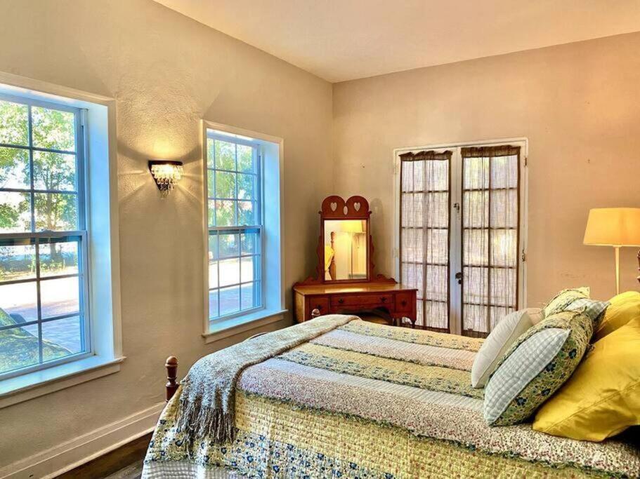 4,800 sf Estate Pool Lake Weddings and Events