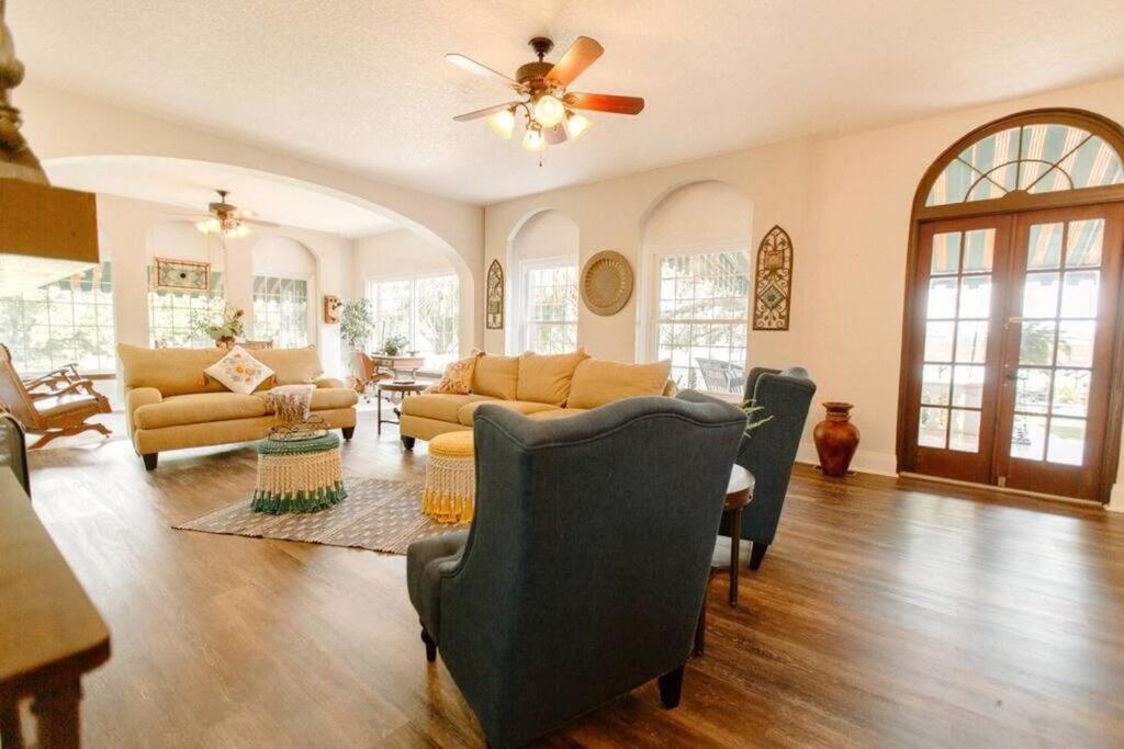 4,800 sf Estate Pool Lake Weddings and Events