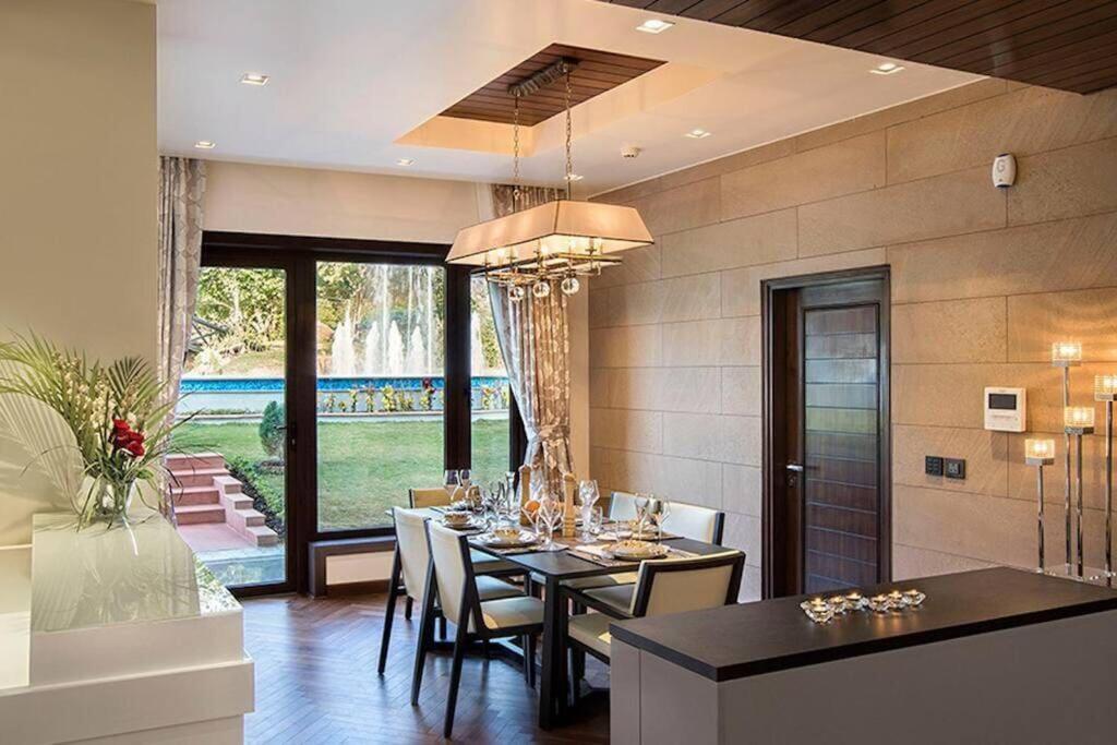 An extravagant Pushp villa overlooking the Ganges view 4