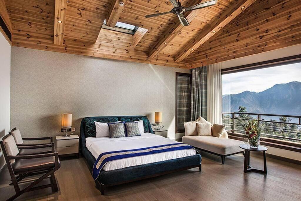An extravagant Pushp villa overlooking the Ganges view 5