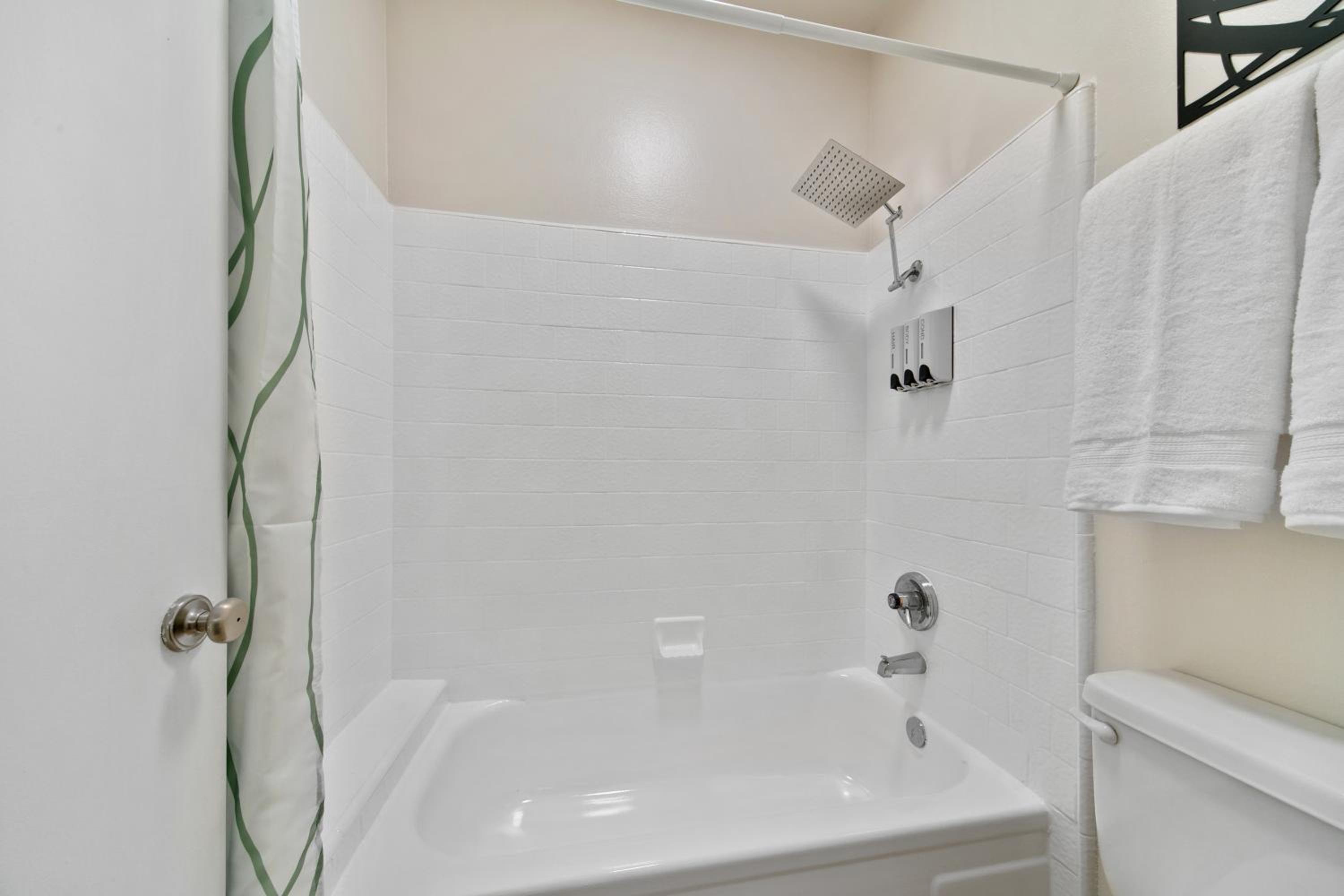 Beverly Hills Gem 1 BR Apt with Parking 218