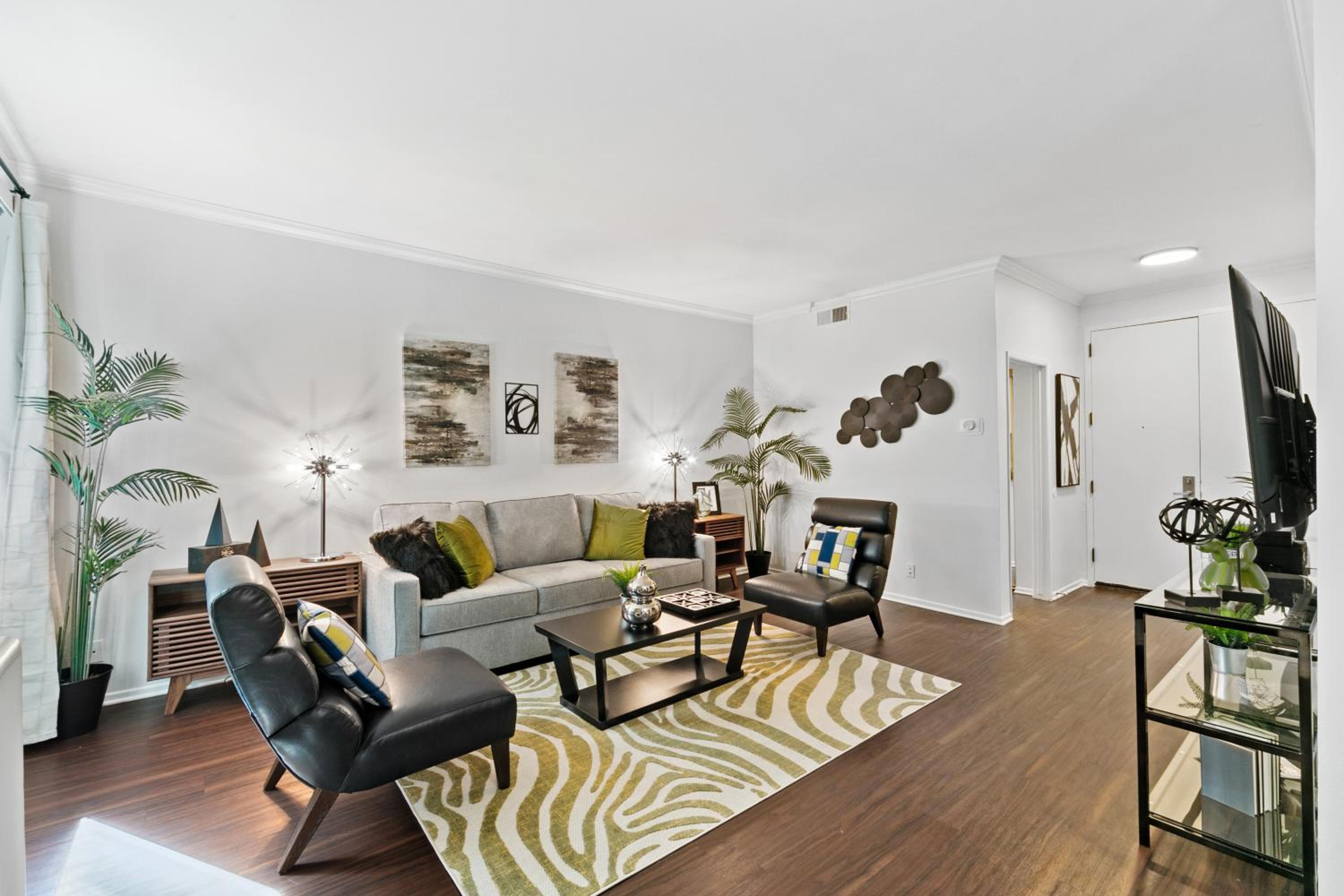 Beverly Hills Gem 1 BR Apt with Parking 218