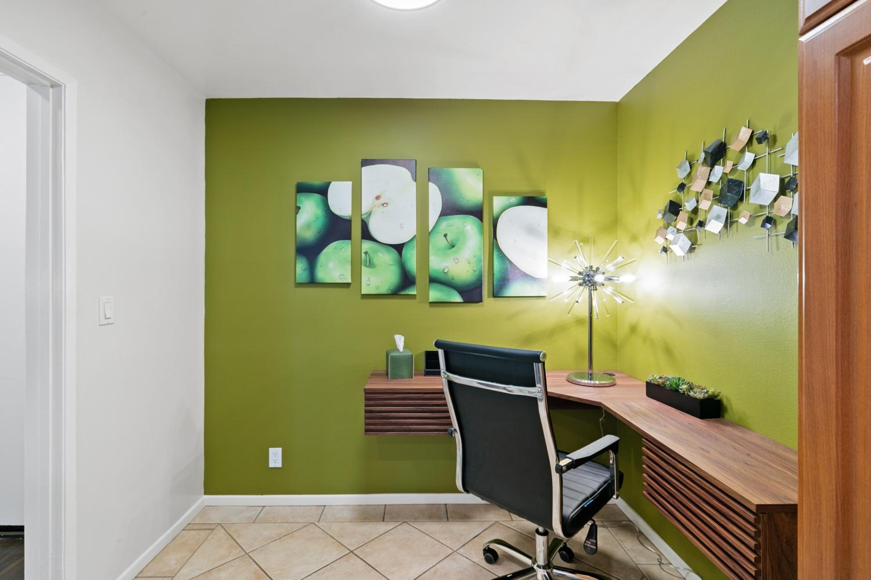 Beverly Hills Gem 1 BR Apt with Parking 218