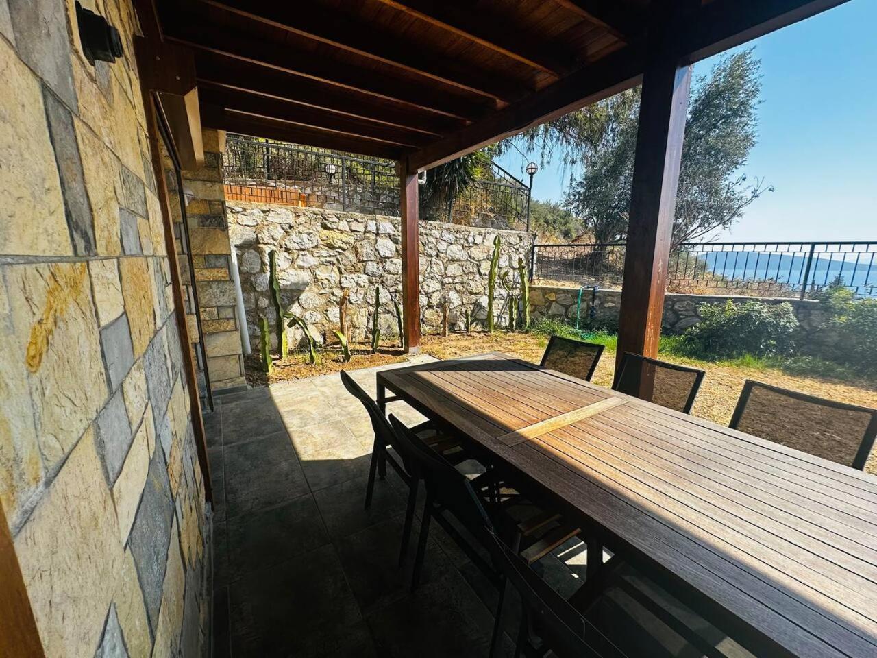 Deniz manzarali tas villa